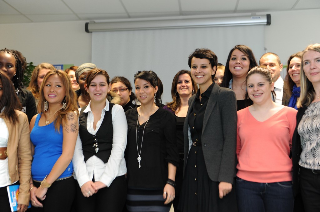 Najat Vallaud-Belkacem avec les stagiaires de la mission locale des Ulis, le 31 janver 2013 - Photo © Razak Najat Vallaud-Belkacem avec les stagiaires de la mission locale des Ulis