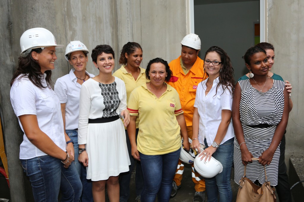 Mixité dans le batiment, Najat Vallaud-Belkacem visite SBTPC à La Réunion - le 22 février 2013