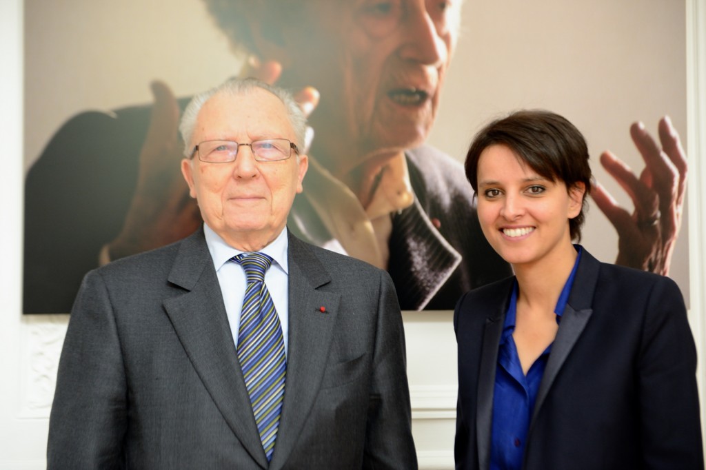 Najat Vallaud-Belkacem et Jacques Delors devant le portrait de Lucie Aubrac - Photo © Razak