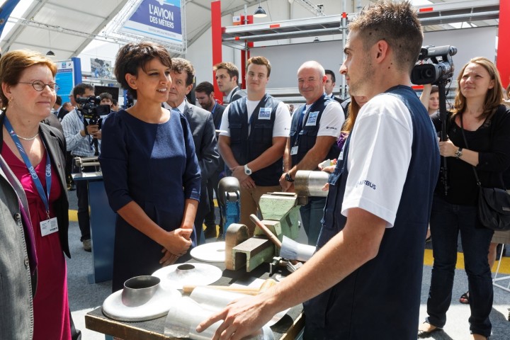 Déplacement de la ministre Najat VALLAUD-BELKACEM, au 51e salon international de l'Aéronautique et de l'Espace de Paris, au Bourget, le mardi 16 juin 2015 - © Philippe DEVERNAY