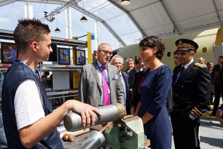 Déplacement de la ministre Najat VALLAUD-BELKACEM, au 51e salon international de l'Aéronautique et de l'Espace de Paris, au Bourget, le mardi 16 juin 2015 - © Philippe DEVERNAY