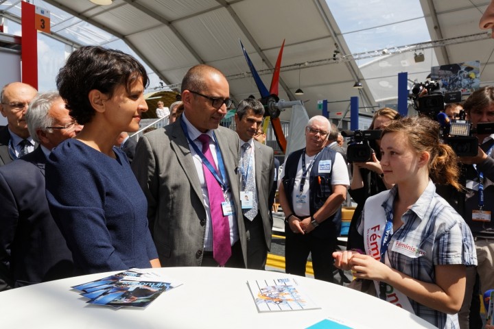 Déplacement de la ministre Najat VALLAUD-BELKACEM, au 51e salon international de l'Aéronautique et de l'Espace de Paris, au Bourget, le mardi 16 juin 2015 - © Philippe DEVERNAY