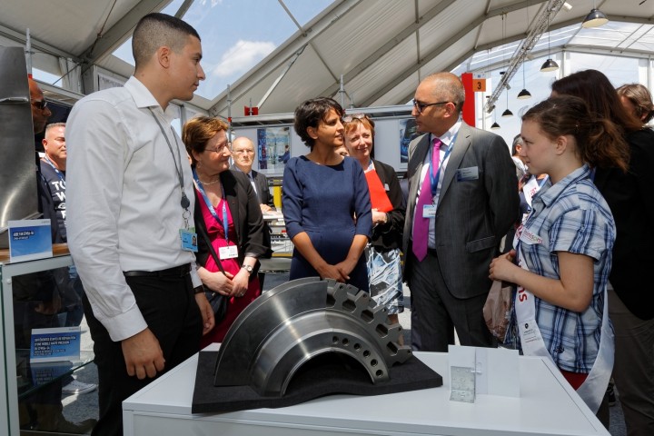 Déplacement de la ministre Najat VALLAUD-BELKACEM, au 51e salon international de l'Aéronautique et de l'Espace de Paris, au Bourget, le mardi 16 juin 2015 - © Philippe DEVERNAY