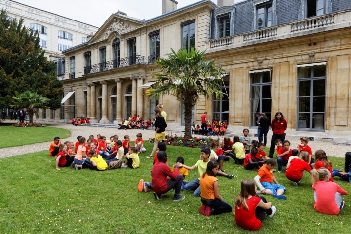 A l’occasion de la fête de la musique, concert final de la première édition de "l’École en chœur" avec sur scène les chorales lauréates, Aldebert, la compagnie Sans-Père et de nombreux autres groupes musicaux de jeunes, au Ministère de l’Éducation nationale, le dimanche 21 juin 2015 - © Philippe DEVERNAY