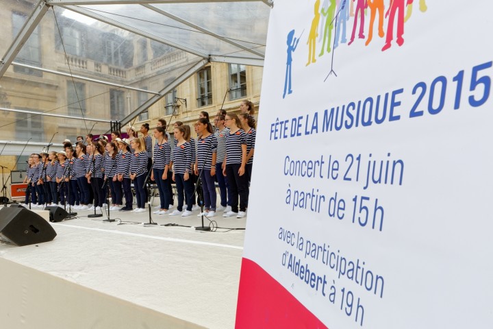 A l’occasion de la fête de la musique, concert final de la première édition de "l’École en chœur" avec sur scène les chorales lauréates, Aldebert, la compagnie Sans-Père et de nombreux autres groupes musicaux de jeunes, au Ministère de l’Éducation nationale, le dimanche 21 juin 2015 - © Philippe DEVERNAY