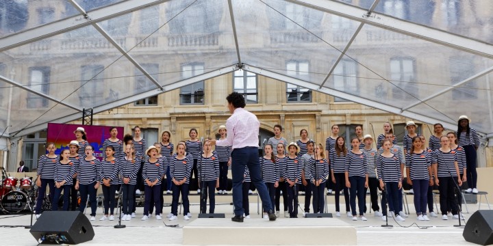 A l’occasion de la fête de la musique, concert final de la première édition de "l’École en chœur" avec sur scène les chorales lauréates, Aldebert, la compagnie Sans-Père et de nombreux autres groupes musicaux de jeunes, au Ministère de l’Éducation nationale, le dimanche 21 juin 2015 - © Philippe DEVERNAY